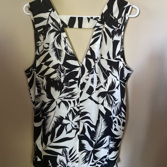 Express Split Back Tank Blouse - Picture 3 of 5